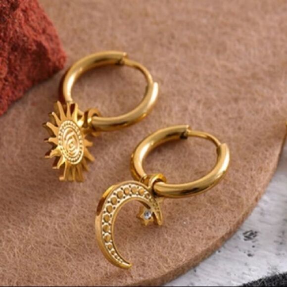 #14 NEW 18k Gold Plated Moon Star Huggie Hoop Earrings - Picture 6 of 9